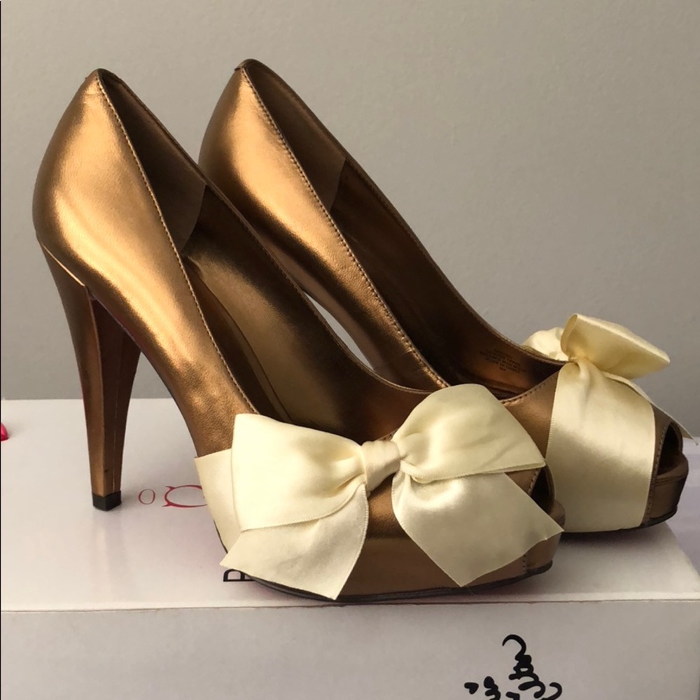 Gold pumps! Only worn once